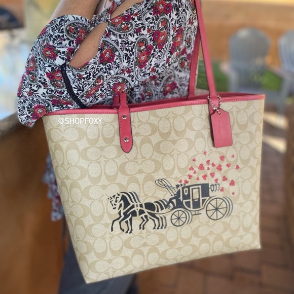 SOLD Coach Reversible Horse Carriage Hearts City Tote 91011 - Picture 3 of 16